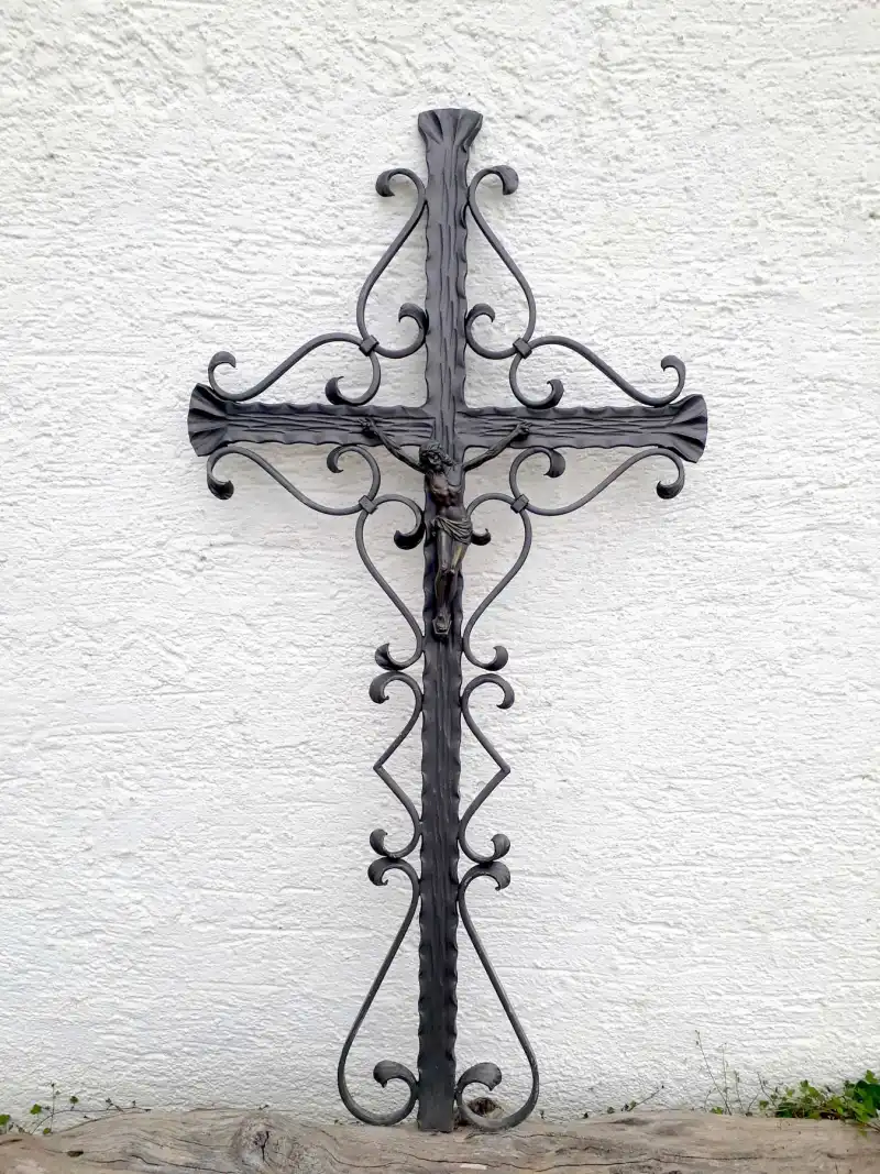 Klassisches südtiroler Kreuz mit Bronzechristus F-42