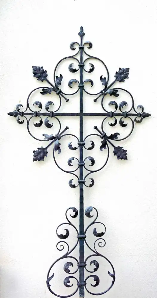 Sehr schönes Kreuz aus Schmiedeeisen mit Blätterschnörkel F-43