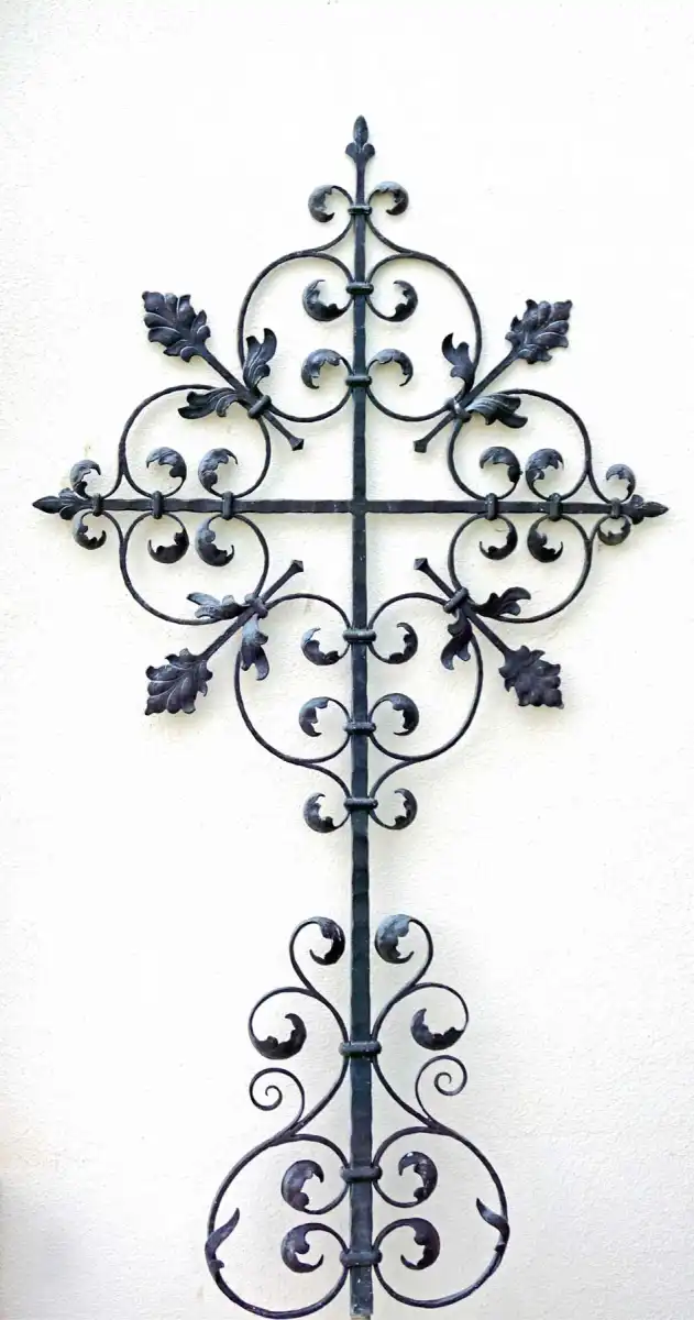 Sehr schönes Kreuz aus Schmiedeeisen mit Blätterschnörkel F-43