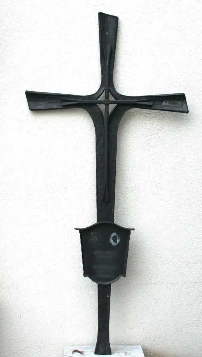 Einfaches massives Kreuz aus Schmiedeeisen mit Schrifttafel F-48