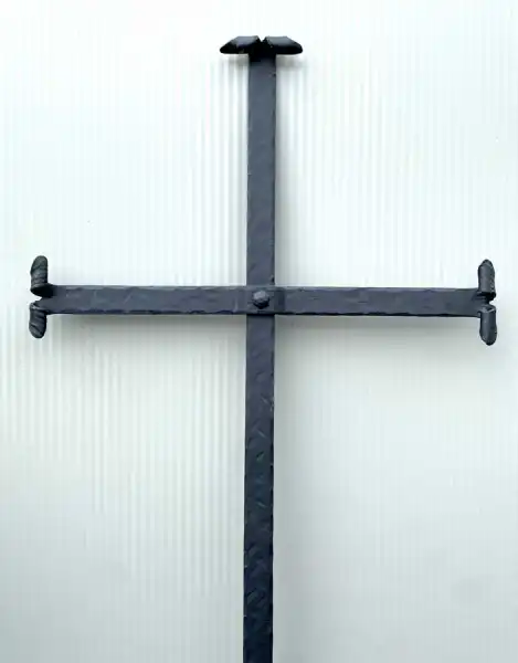lineares Kreuz aus Schmiedeeisen