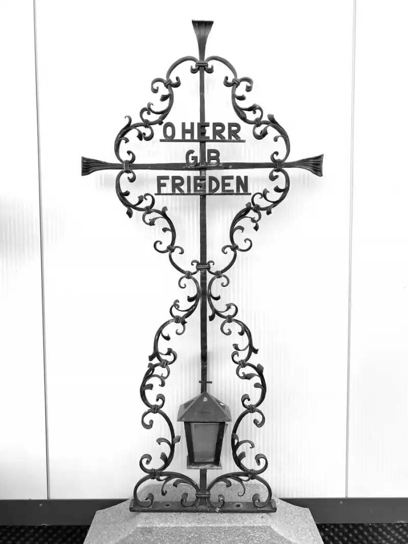 Kreuz aus einem kunstvollem Geflecht aus Ranken und Voluten FS-01