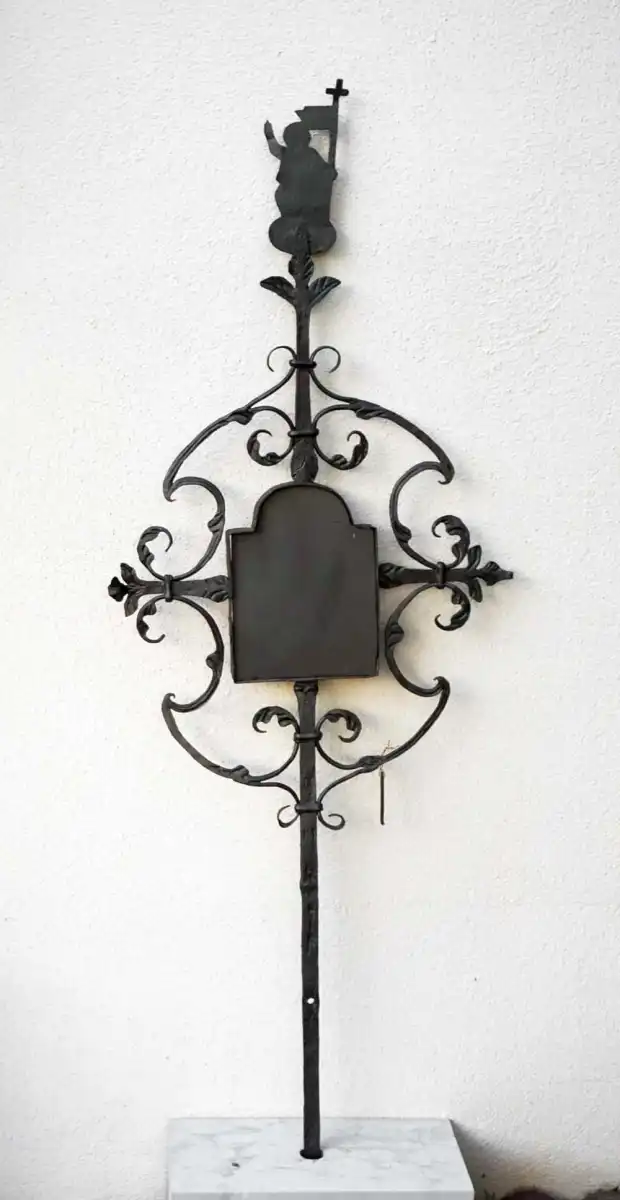 Schmiedeeisenkreuz mit Silhouette des auferstandenen Christus FS-10