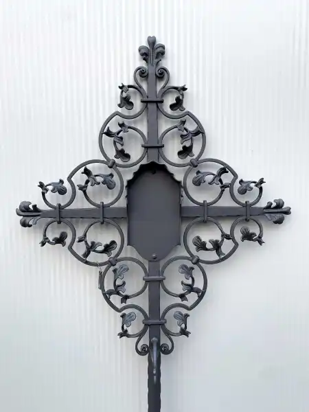 schönes verschnörkeltes Grabkreuz 