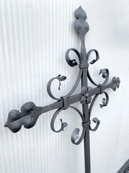 croce con con ornamenti artistici 