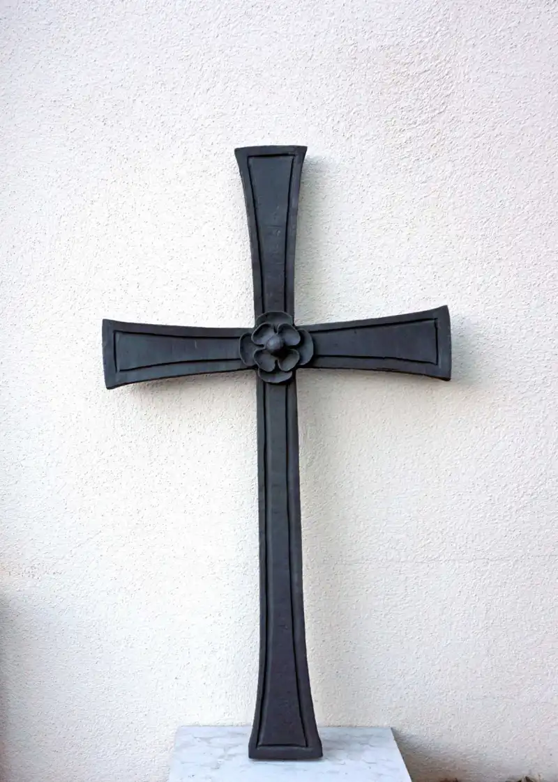 Massives Kreuz mit Blumendekor FS-14