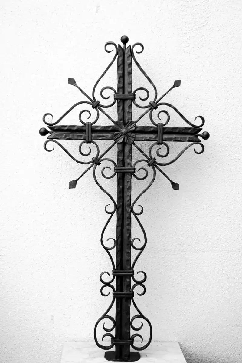 Handgeschmiedetes Kreuz mit vielen kleinen Details FS-16