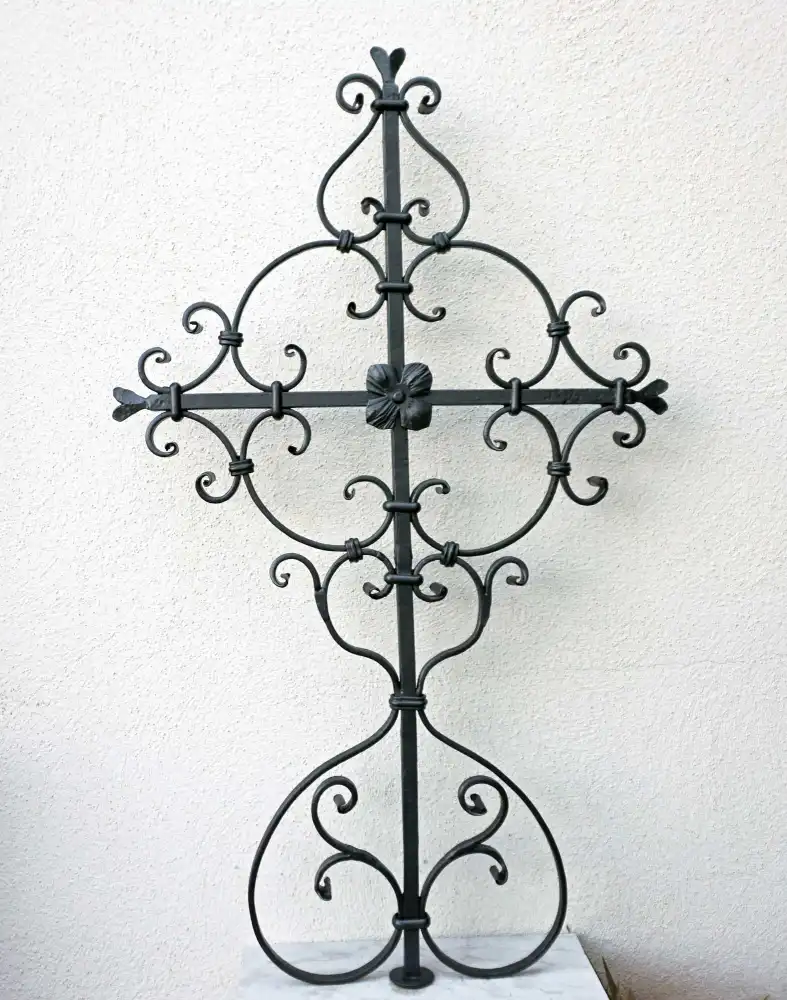 Handgeschmiedetes Kreuz mit kleinen Schnörkeln FS-17