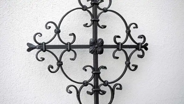 leichtes Schmiedeeisenkreuz mit kleineren Schnörkel