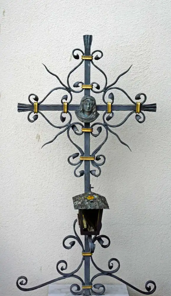 klassisches Grabkreuz aus Schmiedeeisen mit Marienmedallion  FS-18