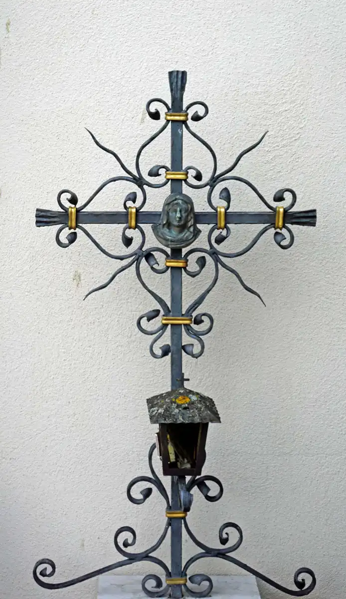 klassisches Grabkreuz aus Schmiedeeisen mit Marienmedallion  FS-18