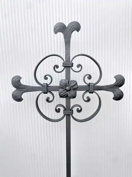 kleines Kreuz mit fein gearbeiteten Schnörkeln