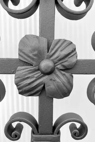 zentrales Blumendekor aus Schmiedeeisen