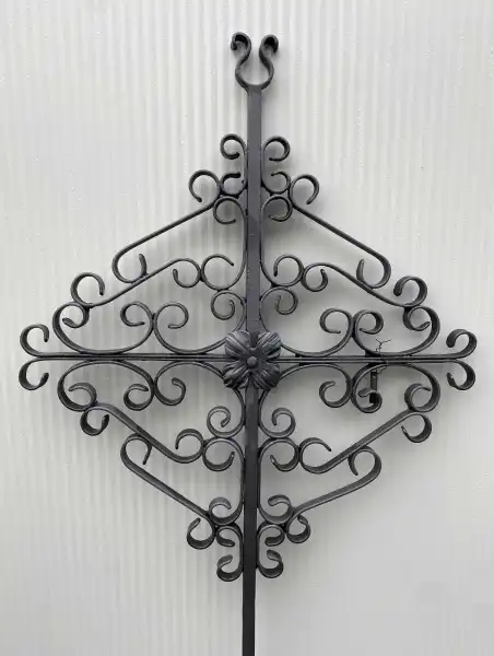Dieses Kreuz ist reich verziert mit filigranen Schnörkeln