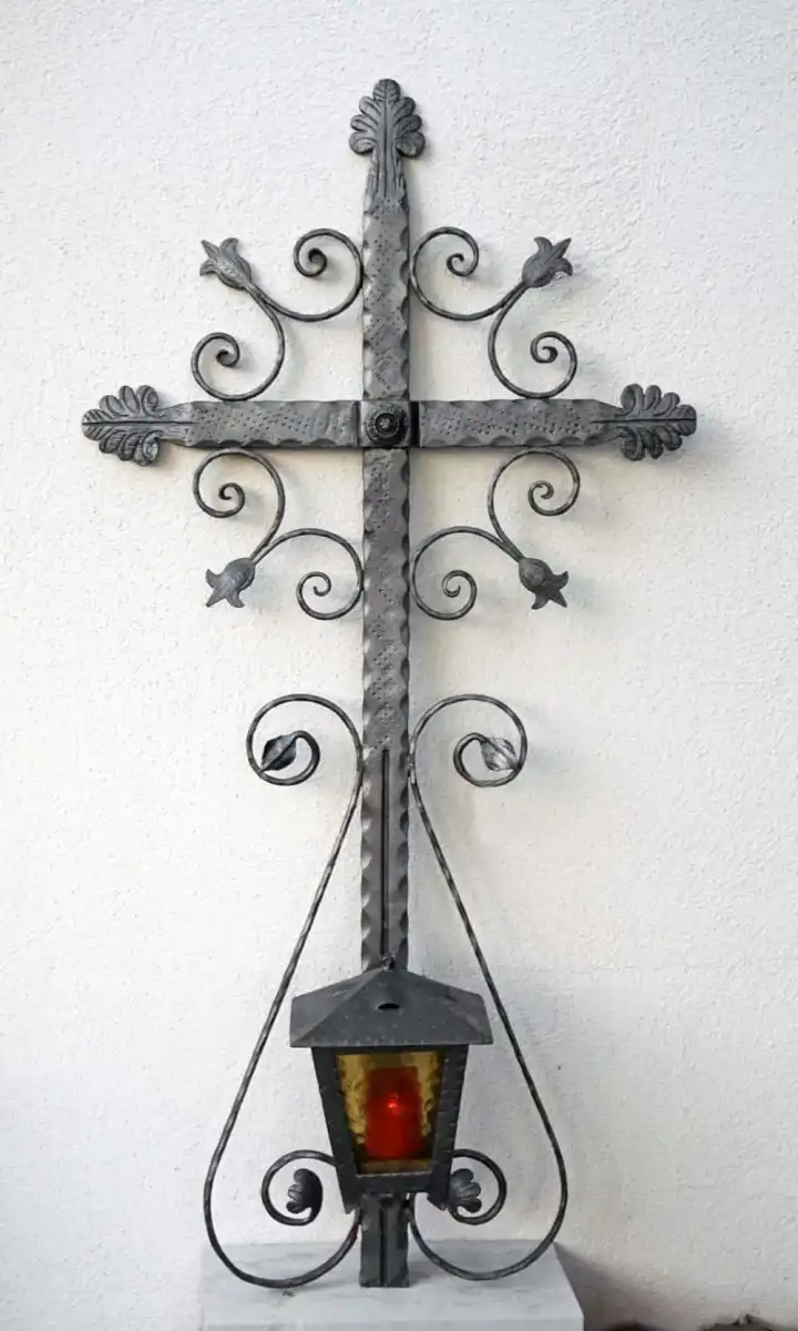 Handgeschmiedetes Eisenkreuz mit Laterne FS-09