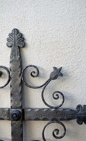 einzelne Blüten und Blätter aus Schmiedeeisen 