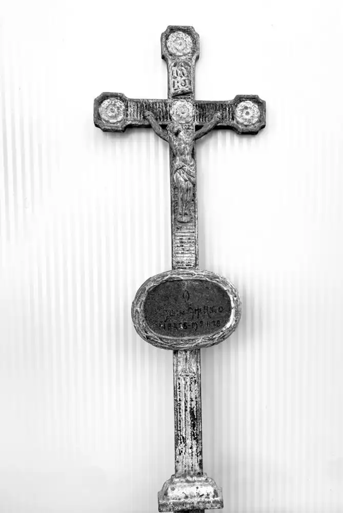 Kreuz aus Gusseisen mit kunstvollen floralen Verzierungen G-03
