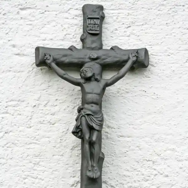 großes Gußeisenkreuz mit Christus