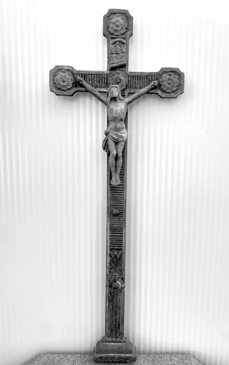 Grabkreuz aus Gusseisen mit gekreuzigtem Christus und Rosendekor G-08
