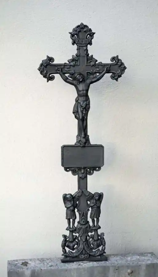 Kreuz aus Gusseisen mit Engel G 02