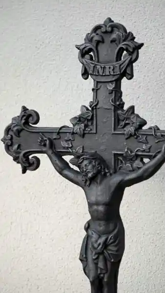 kleines Gußeisenkreuz mit kleinen Details