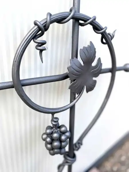 Croce finemente lavorata con una vite e grappolo d’uva stilizzati