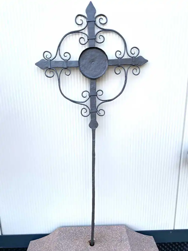 Filigranes Kreuz mit runder Tafel S-05