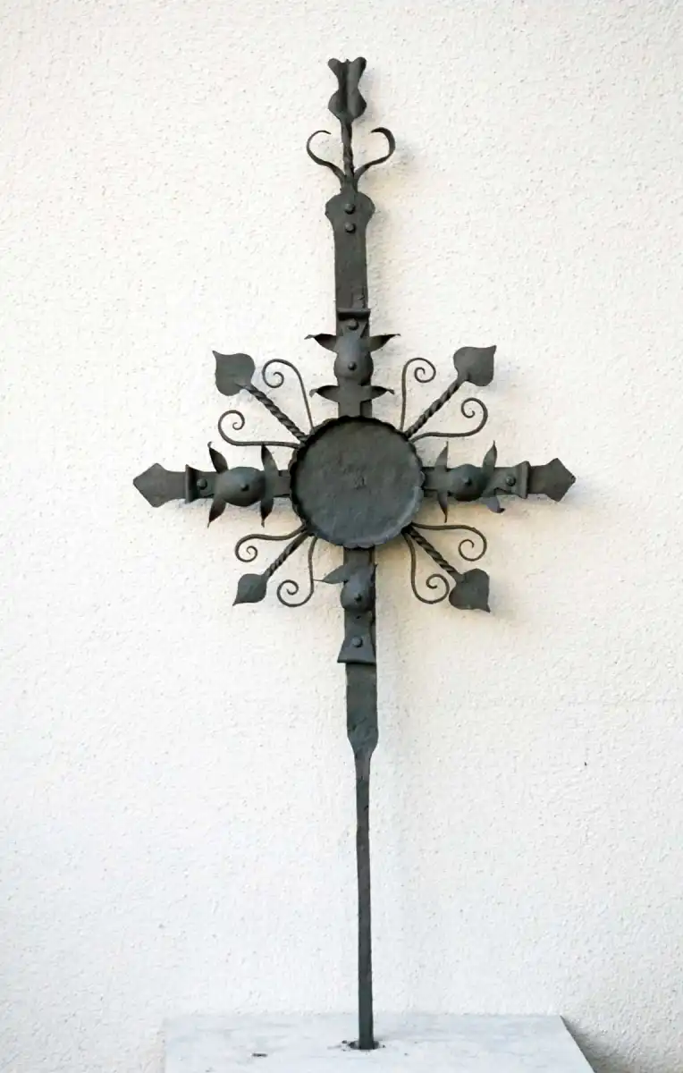 Kleines Kreuz mit einzelnen Blumen Applikationen S-09