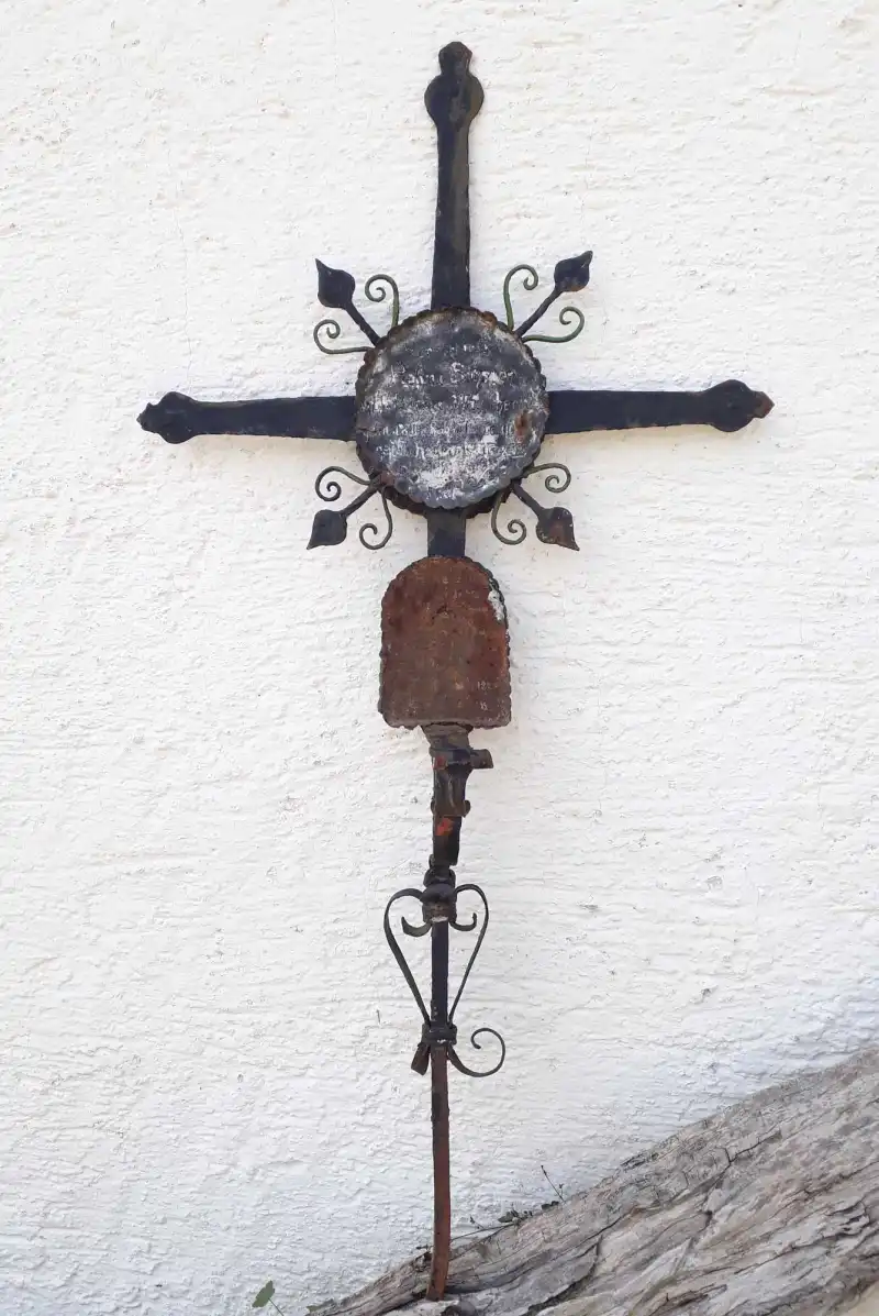 Schlichtes kleines Kreuz aus Eisen mit zwei Tafeln S-10