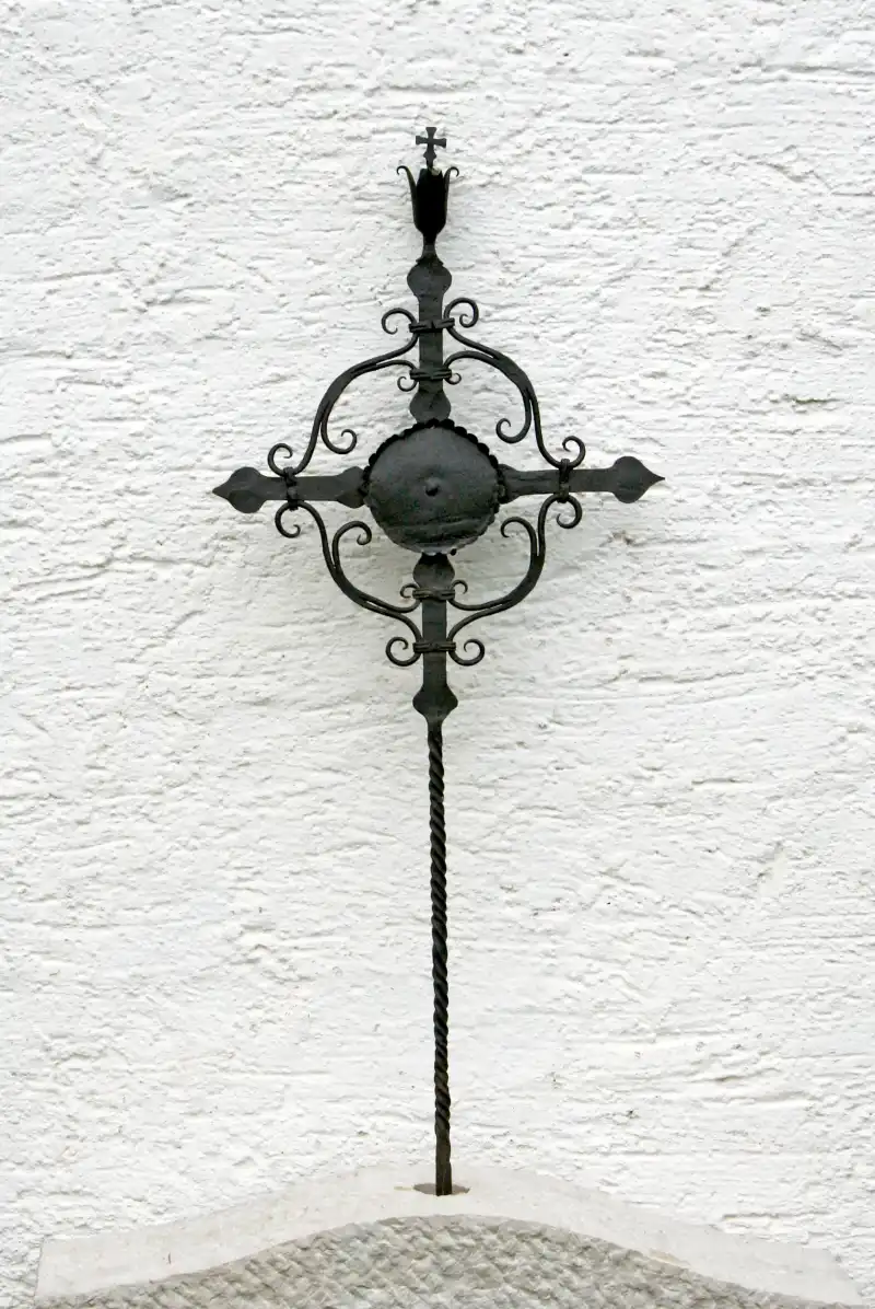 Grabkreuz mit Tulpendekor S-11