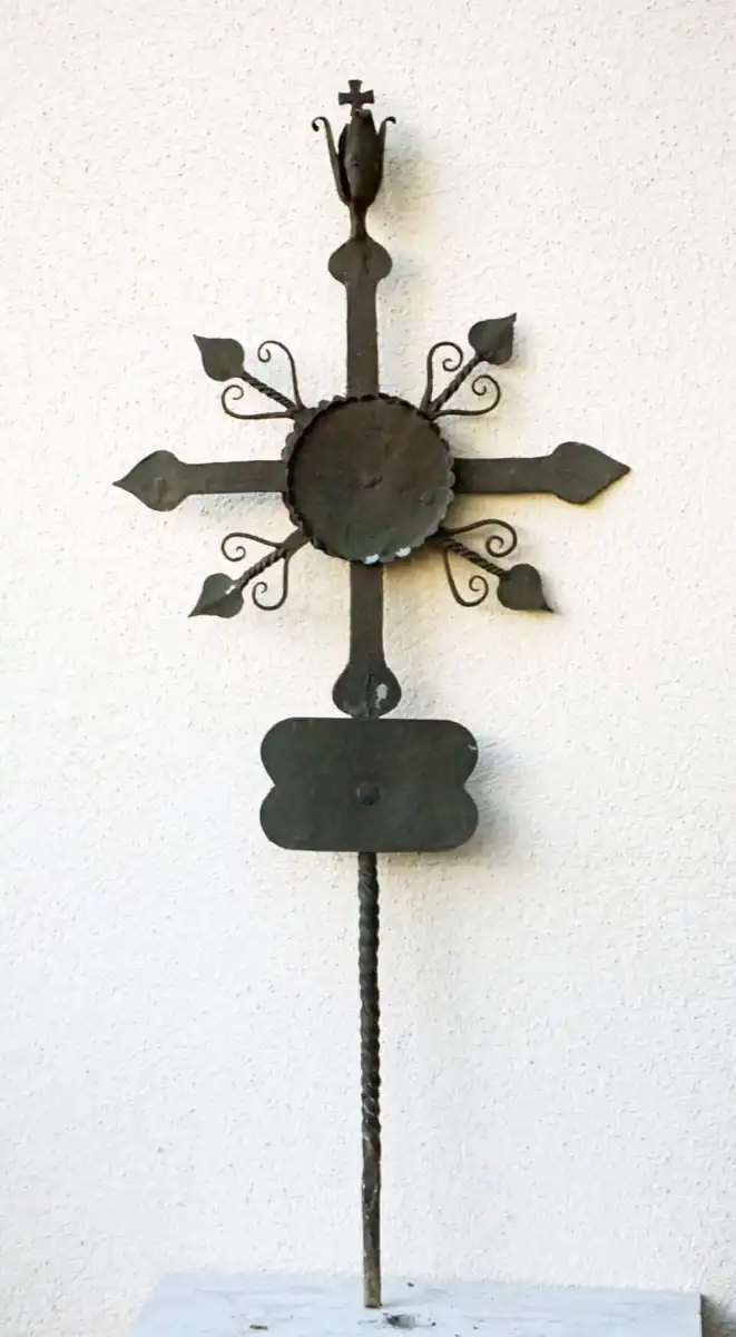 Grabkreuz mit filigranen Details S-12