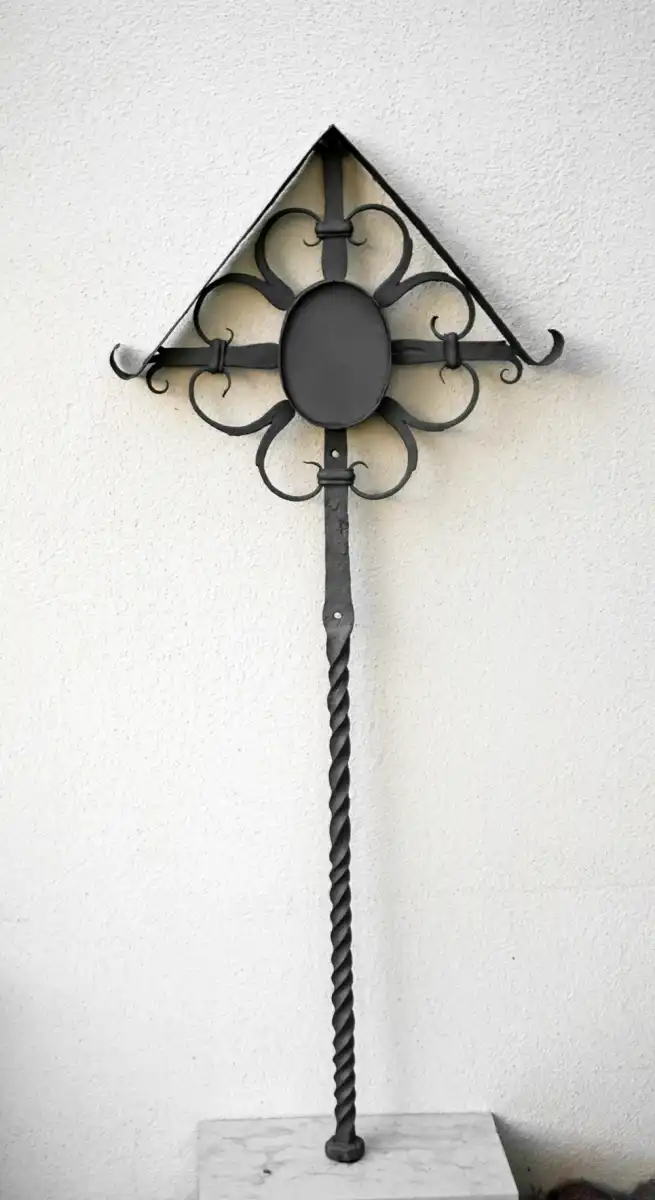 Schmales handgeschmiedetes Kreuz aus Eisen S-16