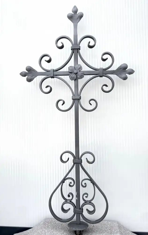 Kleineres handgeschmiedetes Grabkreuz S-18