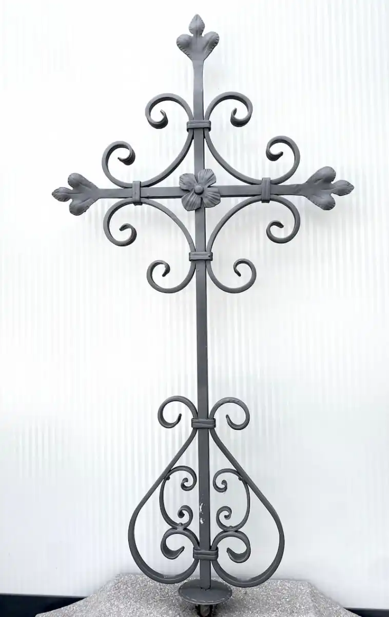 Kleineres handgeschmiedetes Grabkreuz S-18