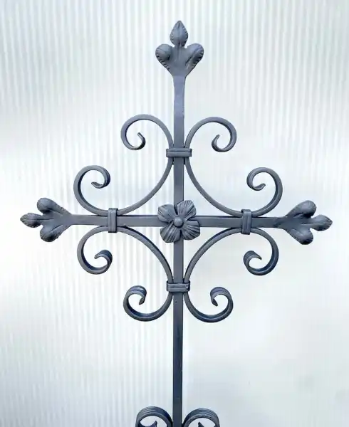 Kreuz mit einzelnen Schnörkel und Blätterelemente 
