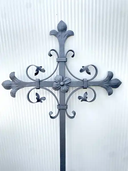 Blätterförmigen Schnörkel verziehren das Kreuz