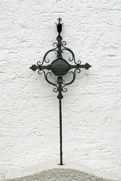 Filigranes Kreuz mit Runder Tafel 