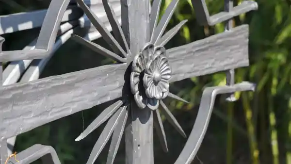 dekorative Blume mit Strahlen die das Kreuz verschönern