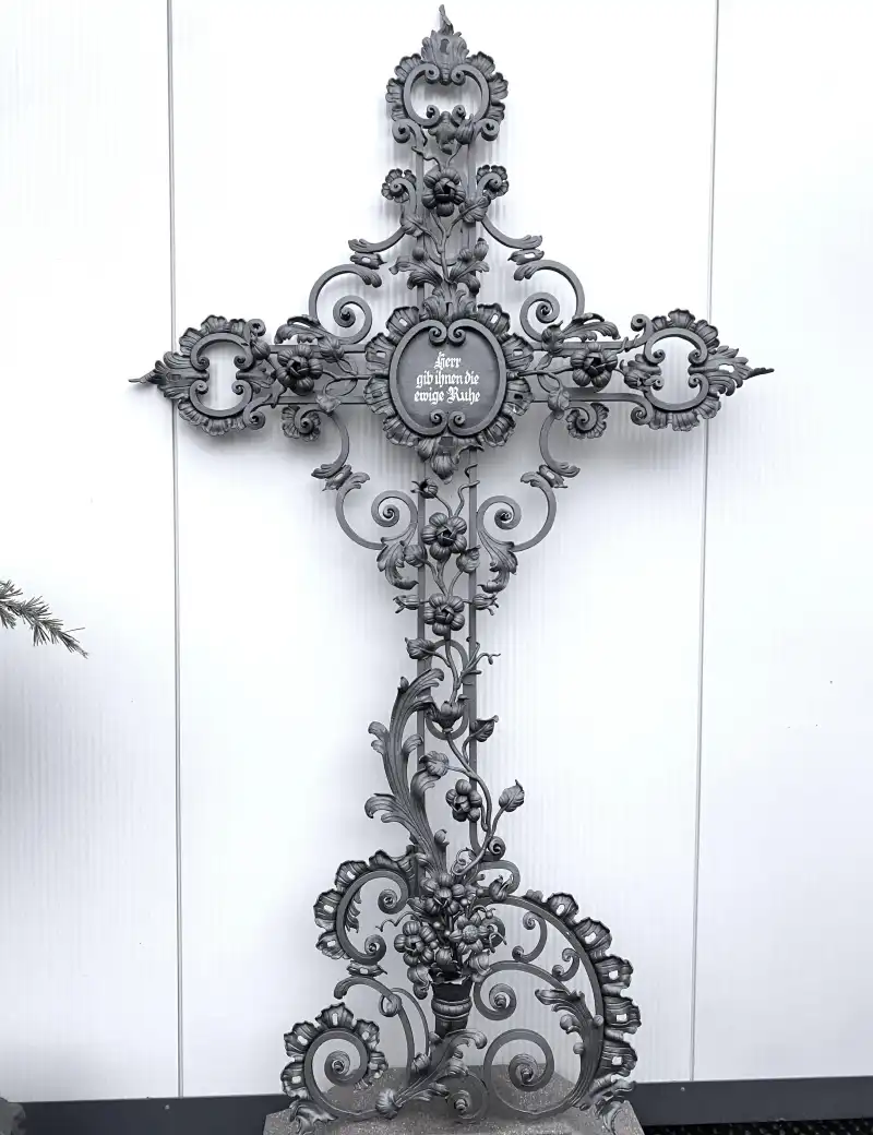 Wunderschönes Schmiedeeisenkreuz mit kunstvollen Blumenverzierungen F 09