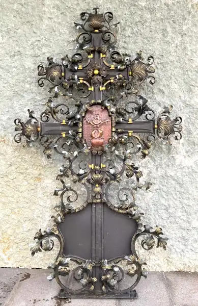 Aufwendig geschmiedetes Grabkreuz mit Blättern und Schnörkel 
