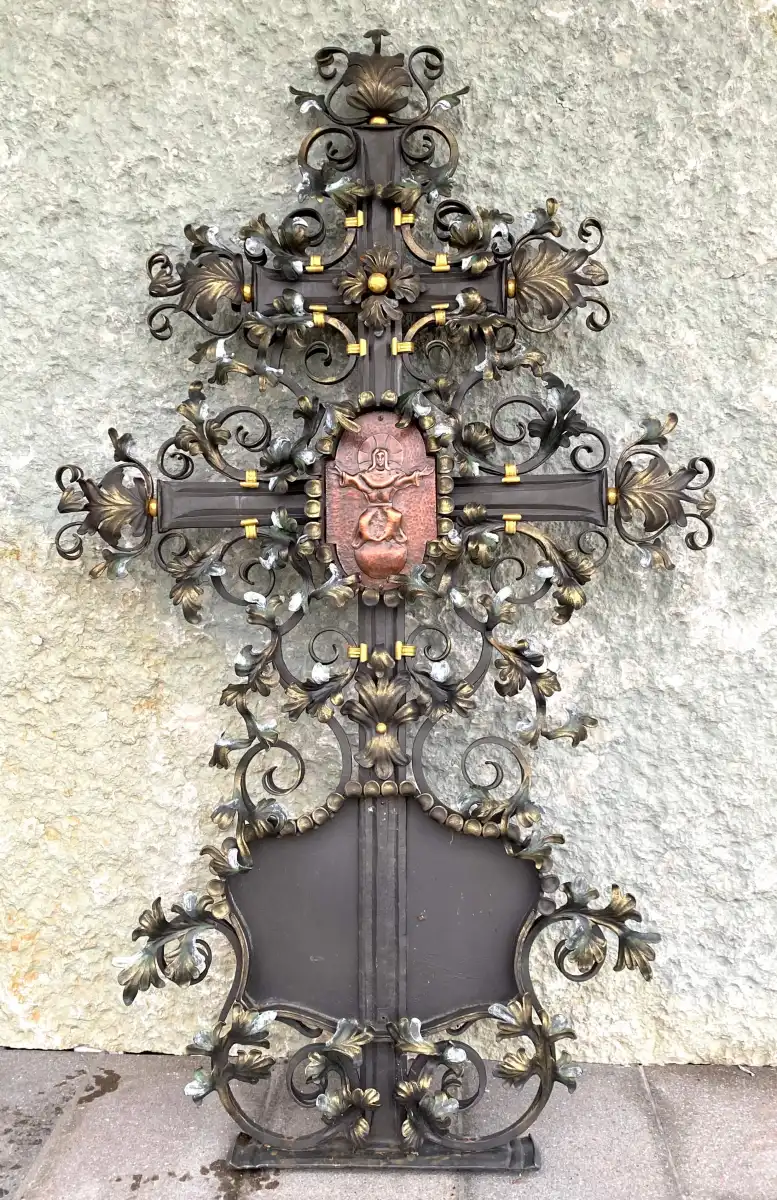Aufwendig geschmiedetes Grabkreuz mit Blättern und Schnörkel  F-17