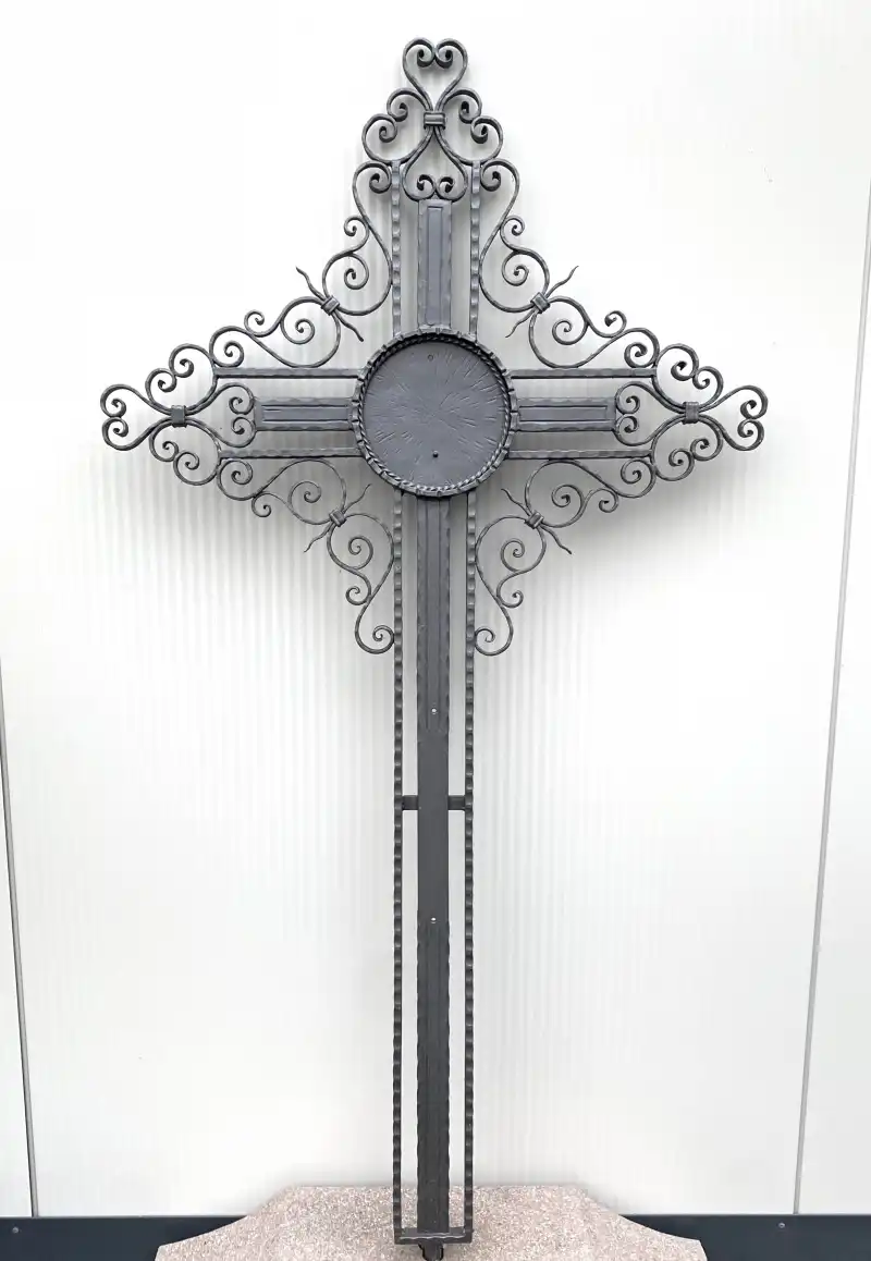 Schönes Eisenkreuz mit zentraler Tafel F-11