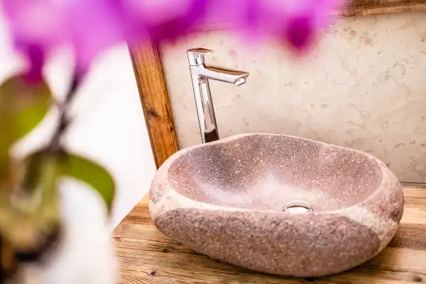 lavabo composto da un trovante in porfido