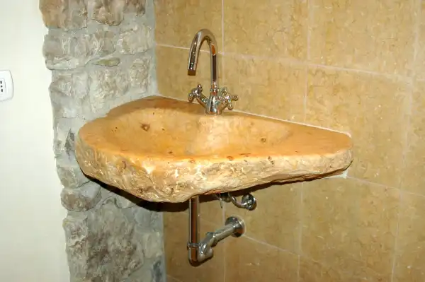 Lavabo ricavato da un masso di marmo