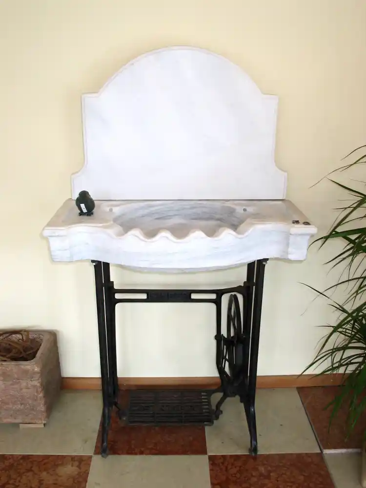 Lavabo in marmo bianco antico restaurato