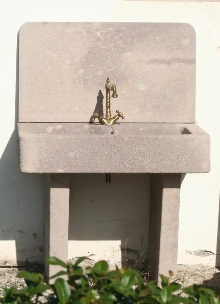 Lavabo in massello di porfido locale della Val Gardena