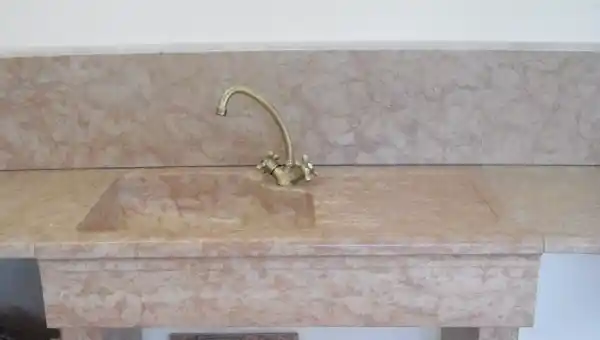 Waschbecken aus einem massiven Steinblock