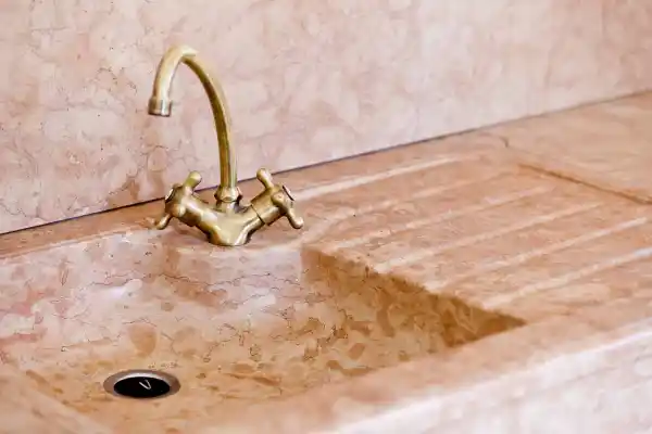 vasca con scolapiatti in pietra con rubinetto in ottone