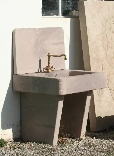 Lavabo in massello di porfido locale della Val Gardena