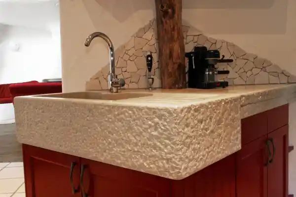 lavello a massello con gocciolatoio scavato in un blocco di pietra calcarea
